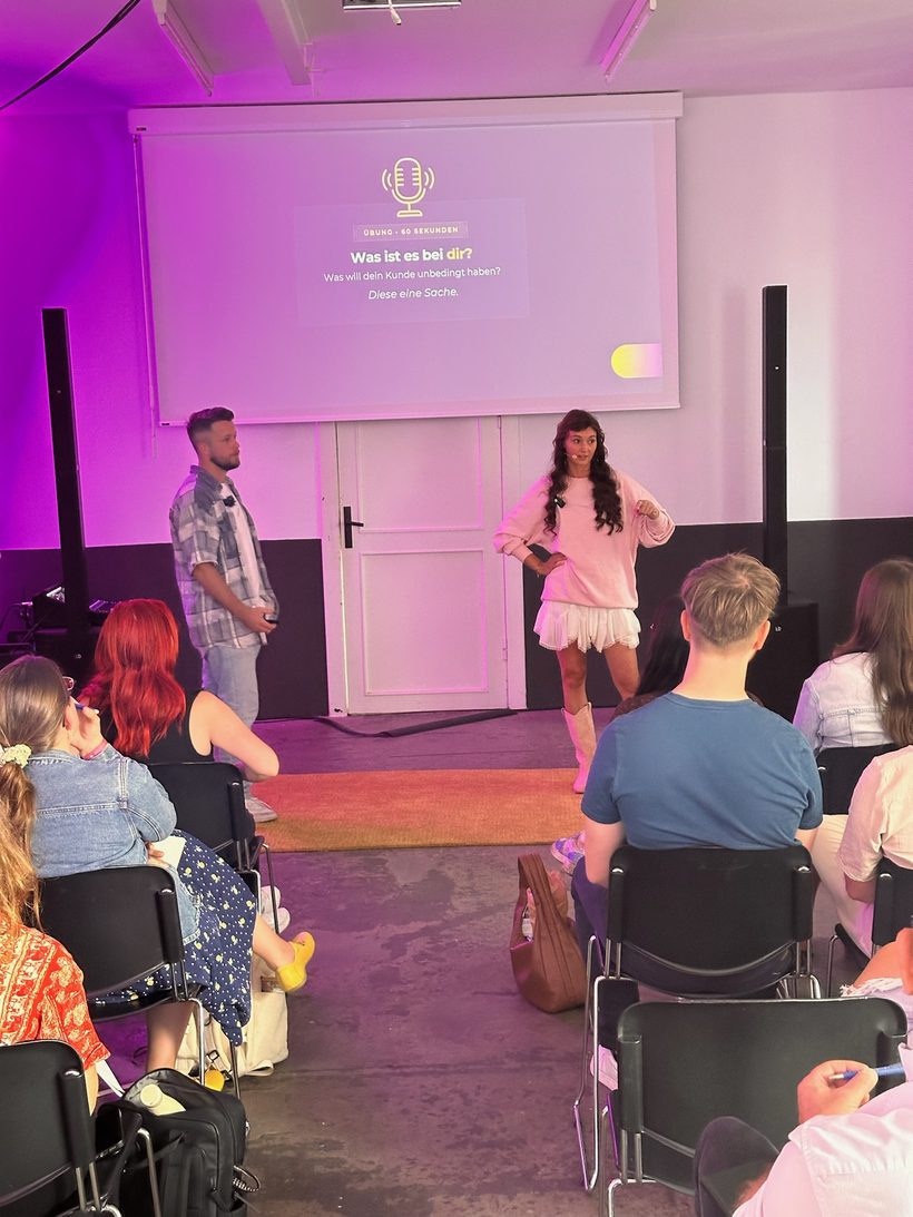Franzi und Finn live auf der Bühne vor vollem Publikum